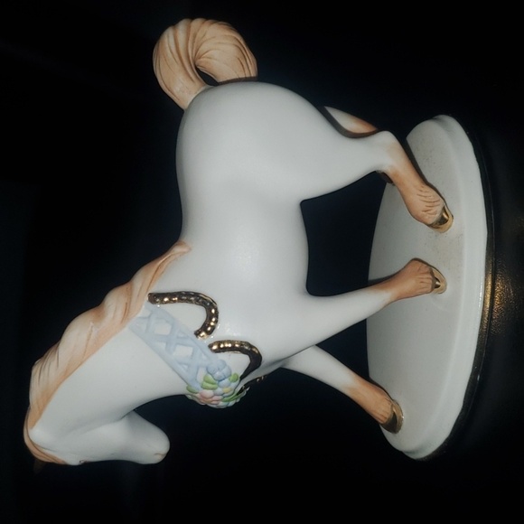 The Franklin Mint single unicorn sculpture piece small was part of a collection - Picture 3 of 5